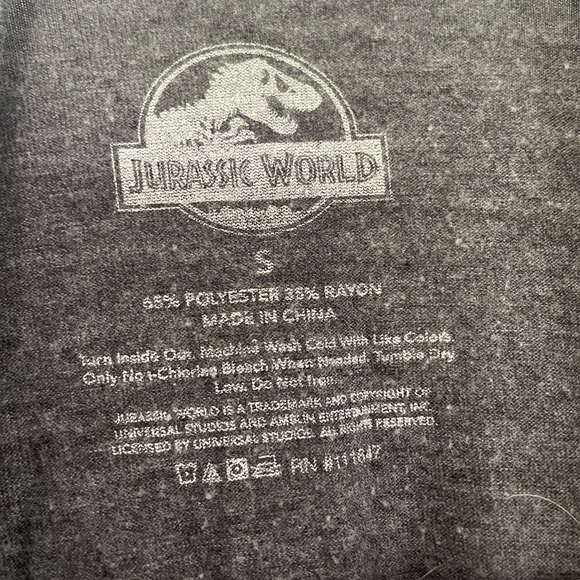 Jurassic World - Small T-Shirt - Picture 2 of 4